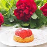 Tartelettes de fraise et compotée de rhubarbe sur sablé breton