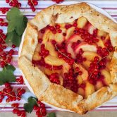 Tarte rustique aux pêches et aux groseilles