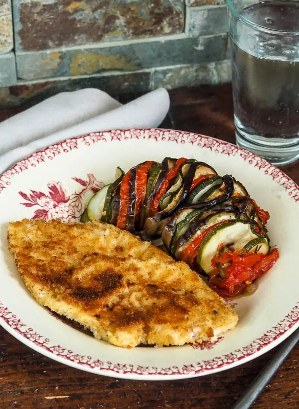 repas simple avec escalope panée et tian de légumes provençal